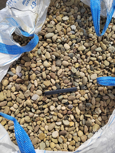 Kamenclub.ru: Галька речная окат рыжая фр. 20-40 мм. купить  в Нововоронеже галька речная окатанная рыжая желтая серая округлая речная галька 5000 руб/т   фото КАМЕНЬ КЛУБ