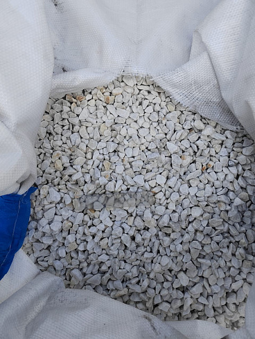 Kamenclub.ru: Мраморная крошка, щебень, цвет-белый, фр. 10-20 мм.  купить в Нововоронеже мрамор белый, молочный айвори каменная ландшафтная декоративная крошка шебня 12000 руб/т   фото КАМЕНЬ КЛУБ