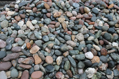 Kamenclub.ru: Галька окат (цветная картошка) фр. 50-100 мм. купить  в Нововоронеже галька природная окатанная серый белый цветной синий темно-серый коричневый округлый галечник окатанный 6800 руб/т   фото КАМЕНЬ КЛУБ