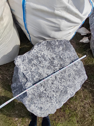 Kamenclub.ru: Черный мрамор скальник фр. 1000-1500 мм.  купить в Нововоронеже мрамор черный белый серый крупный колотый валун ландшафтный 9000 руб/т   фото КАМЕНЬ КЛУБ