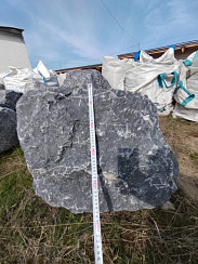 Kamenclub.ru: Черный мрамор скальник фр. 1000-1500 мм.  купить в Нововоронеже мрамор черный белый серый крупный колотый валун ландшафтный 9000 руб/т   фото КАМЕНЬ КЛУБ