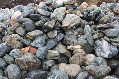 Kamenclub.ru: Ландшафтные валунчики фр.100-500 мм.  купить в Нововоронеже крупный природный камень серый, темно-серый, светло-серый речной валун крупный 4800 руб/т   фото КАМЕНЬ КЛУБ