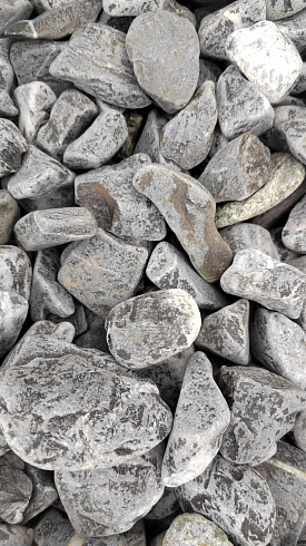 Kamenclub.ru: Щебень галтованный черный (мрамор) фр.40-70 мм.  купить в Нововоронеже мрамор черный с белыми прожилками, черный, белый щебень галтованный округлый 13500 руб/т   фото КАМЕНЬ КЛУБ