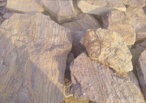 Kamenclub.ru: Песчаник пластушка "фонтанка" желтая (3,0 - 5,0 см)  купить в Нововоронеже песчаник желтая, рыжий, желтый песчаник колотый рваный со сколом облицовочный 16200 руб/м3   фото КАМЕНЬ КЛУБ