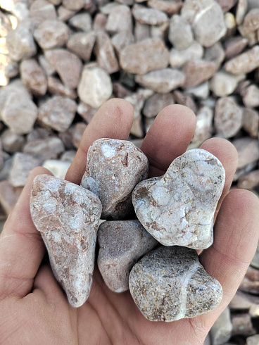 Kamenclub.ru: Мраморная крошка (щебень галтованный розовый) фр.20-40 мм.  купить в Нововоронеже мрамор розовый, красный оголтованный округлый щебень  15000 руб/т   фото КАМЕНЬ КЛУБ