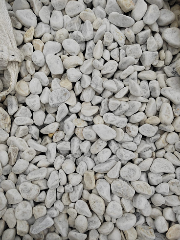 Kamenclub.ru: Мраморная крошка (щебень галтованный белый) фр.40-70 мм.  купить в Нововоронеже мрамор белый молочный айвори окатанный округлый природный камень 17000 руб/т   фото КАМЕНЬ КЛУБ