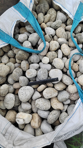 Kamenclub.ru: Галька речная окат (серо-белая) фр. 70-120 мм купить  в Нововоронеже галька галечник бело-серая, серо-белая, серая, белая речная природная галька  8000 руб/т   фото КАМЕНЬ КЛУБ