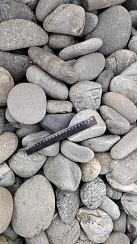 Kamenclub.ru: Галька речная окат (темно-серая) фр. 70-150 мм. купить  в Нововоронеже галька речная темно-серая, синяя, серая речная галька округлая  8000 руб/т   фото КАМЕНЬ КЛУБ