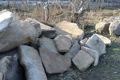 Kamenclub.ru: Песчаник плиты - плахи - пошаговые дорожки (фр. 70-150 мм)  купить в Нововоронеже песчаник серый бежевый желтый зеленый колотый песчаник строительный 6500 руб/т   фото КАМЕНЬ КЛУБ