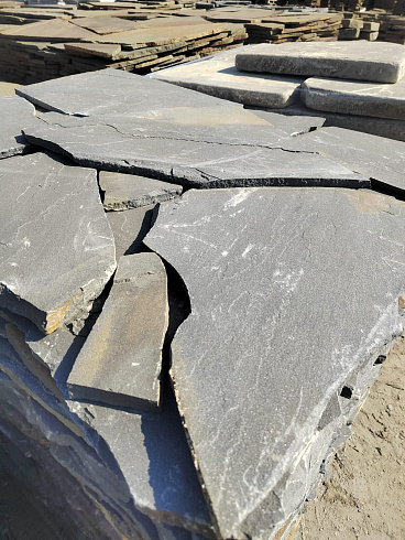 Kamenclub.ru: Песчаник пластушка светло-серый (3,0 см)  купить в Нововоронеже песчаник светло-серый, серый песчаник рваный ландшафтный колотый 13800 руб/м3   фото КАМЕНЬ КЛУБ