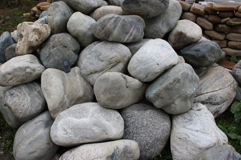 Kamenclub.ru: Речной валун Кабанчик фр.300-500 мм.  купить в Нововоронеже крупный природный камень галька серый, темно-серый речной валун галечник масштабный 7000 руб/т   фото КАМЕНЬ КЛУБ