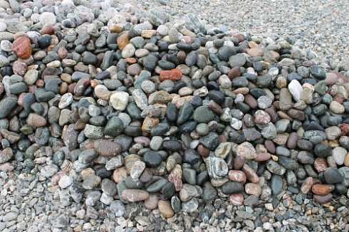 Kamenclub.ru: Галька окат (цветная картошка) фр. 50-100 мм. купить  в Нововоронеже галька природная окатанная серый белый цветной синий темно-серый коричневый округлый галечник окатанный 6800 руб/т   фото КАМЕНЬ КЛУБ