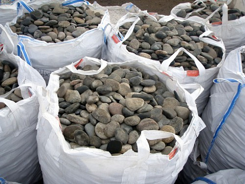 Kamenclub.ru: Галька речная плоская (ассорти) фр. 70-150 мм. купить  в Нововоронеже галька галечник серый белый темно-серый синий светло-серый плоская природная галька  9000 руб/т   фото КАМЕНЬ КЛУБ