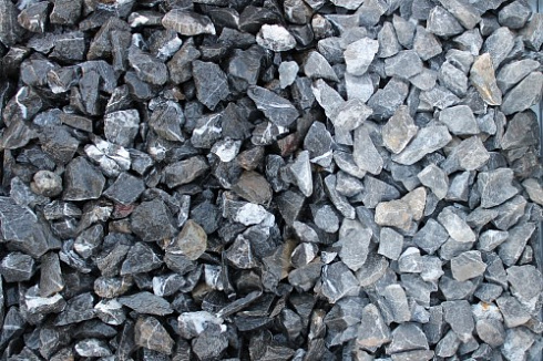 Kamenclub.ru: Щебень крошка черный (мрамор) фр. 20-40 мм.  купить в Нововоронеже мрамор черный с белыми прожилками мраморная каменная крошка 11000 руб/т   фото КАМЕНЬ КЛУБ