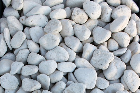 Kamenclub.ru: Мраморная крошка (щебень галтованный белый) фр.40-70 мм.  купить в Нововоронеже мрамор белый молочный айвори окатанный округлый природный камень 17000 руб/т   фото КАМЕНЬ КЛУБ