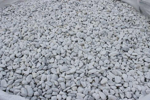 Kamenclub.ru: Мраморная крошка (щебень галтованный белый) фр.10-20 мм.  купить в Нововоронеже мрамор белый, молочный, айвори окатанный округлый декоративный ландшафтный щебень 17000 руб/т   фото КАМЕНЬ КЛУБ