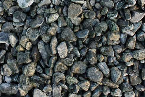 Kamenclub.ru: Щебень галтованный зеленый (змеевик) фр. 20-40 мм.  купить в Нововоронеже мрамор зеленый, салатовый оголтованный щебень мраморный 12500 руб/т   фото КАМЕНЬ КЛУБ