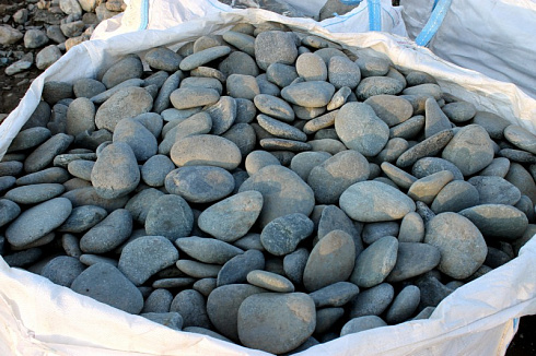 Kamenclub.ru: Галька речная плоская (темно-серая) фр. 70-150 мм. купить  в Нововоронеже галечник природный темно-серый серый синий речная плоская природная окатанная  9000 руб/т   фото КАМЕНЬ КЛУБ