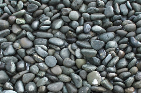 Kamenclub.ru: Галька речная окат (темно-серая) фр. 70-150 мм. купить  в Нововоронеже галька речная темно-серая, синяя, серая речная галька округлая  8000 руб/т   фото КАМЕНЬ КЛУБ