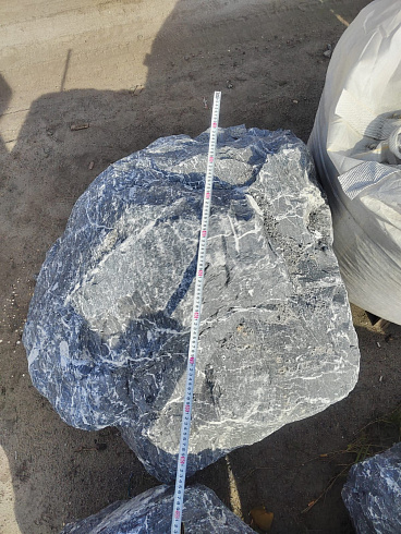 Kamenclub.ru: Черный мрамор скальник фр. 1000-1500 мм.  купить в Нововоронеже мрамор черный белый серый крупный колотый валун ландшафтный 9000 руб/т   фото КАМЕНЬ КЛУБ