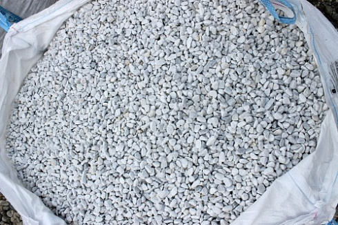 Kamenclub.ru: Мраморная крошка (щебень галтованный белый) фр.10-20 мм.  купить в Нововоронеже мрамор белый, молочный, айвори окатанный округлый декоративный ландшафтный щебень 17000 руб/т   фото КАМЕНЬ КЛУБ