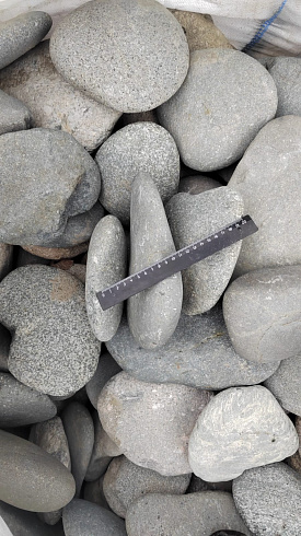 Kamenclub.ru: Галька речная плоская (темно-серая) фр. 70-150 мм. купить  в Нововоронеже галечник природный темно-серый серый синий речная плоская природная окатанная  9000 руб/т   фото КАМЕНЬ КЛУБ