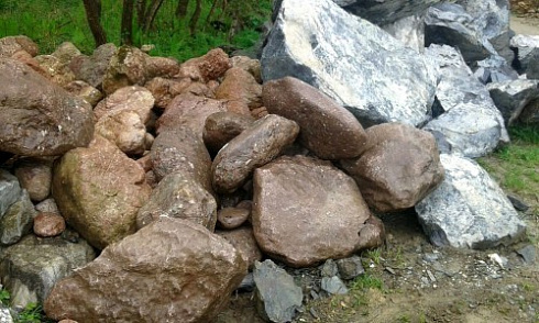 Kamenclub.ru: Конгломераты фр. 300-1000 мм.  купить в Нововоронеже кварц мрамор диабаз коричневый, серый зеленоватый речной валун крупный 6500 руб/т   фото КАМЕНЬ КЛУБ