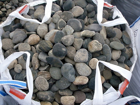 Kamenclub.ru: Галька речная плоская (ассорти) фр. 100-200-300 мм. купить  в Нововоронеже галька плоская разноцветная серый белый темно-серый синий речная галька ландшафтная 8000 руб/т   фото КАМЕНЬ КЛУБ