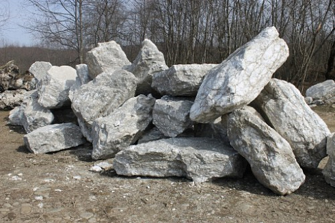 Kamenclub.ru: Мраморизированный известняк фр.500-1500 мм.  купить в Нововоронеже    10000 руб/т   фото КАМЕНЬ КЛУБ