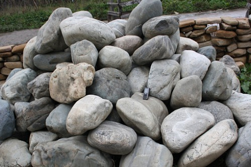 Kamenclub.ru: Речной валун Кабанчик фр.300-500 мм.  купить в Нововоронеже крупный природный камень галька серый, темно-серый речной валун галечник масштабный 7000 руб/т   фото КАМЕНЬ КЛУБ