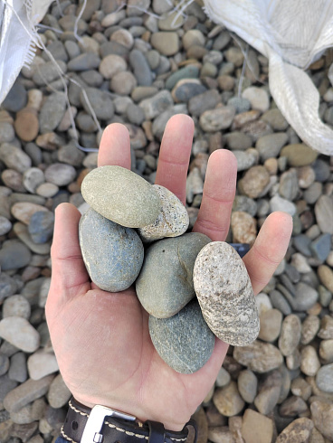 Kamenclub.ru: Галька речная окат (пестрая) фр. 20-40 мм. купить  в Нововоронеже галька речная пестрая, серая, серые оттенки галька речная окатанная округлая 5000 руб/т   фото КАМЕНЬ КЛУБ