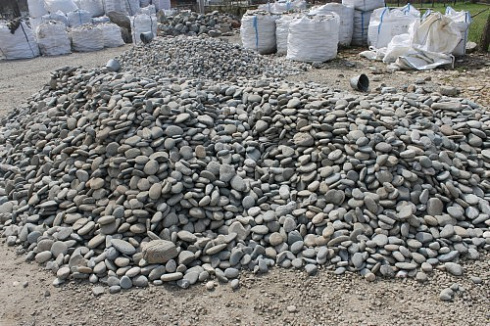 Kamenclub.ru: Галька речная плоская (ассорти) фр. 70-150 мм. купить  в Нововоронеже галька галечник серый белый темно-серый синий светло-серый плоская природная галька  9000 руб/т   фото КАМЕНЬ КЛУБ