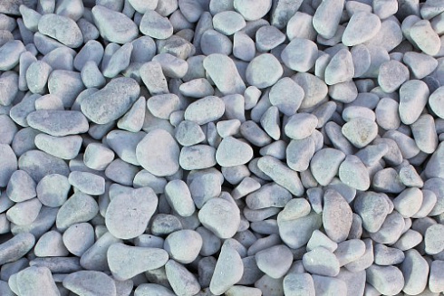 Kamenclub.ru: Мраморная крошка (щебень галтованный белый), фр.20-40 мм.  купить в Нововоронеже мрамор белый бежевый молочный мраморный щебень декоративный 17000 руб/т   фото КАМЕНЬ КЛУБ