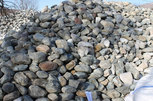 Kamenclub.ru: Ландшафтные валунчики фр.100-500 мм.  купить в Нововоронеже крупный природный камень серый, темно-серый, светло-серый речной валун крупный 4800 руб/т   фото КАМЕНЬ КЛУБ