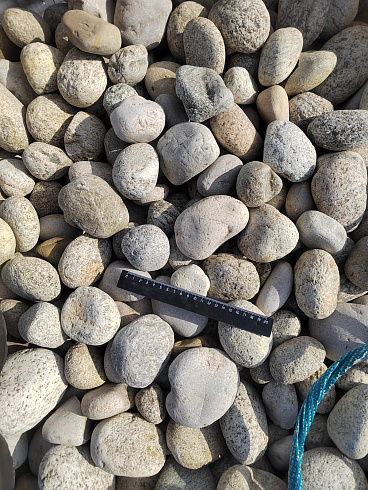 Kamenclub.ru: Галька речная окат (серо-белая) фр. 70-120 мм купить  в Нововоронеже галька галечник бело-серая, серо-белая, серая, белая речная природная галька  8000 руб/т   фото КАМЕНЬ КЛУБ
