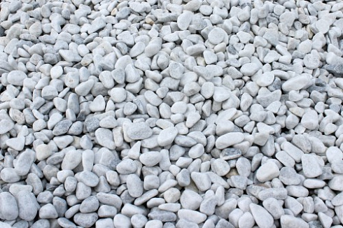 Kamenclub.ru: Мраморная крошка (щебень галтованный белый) фр.40-70 мм.  купить в Нововоронеже мрамор белый молочный айвори окатанный округлый природный камень 17000 руб/т   фото КАМЕНЬ КЛУБ