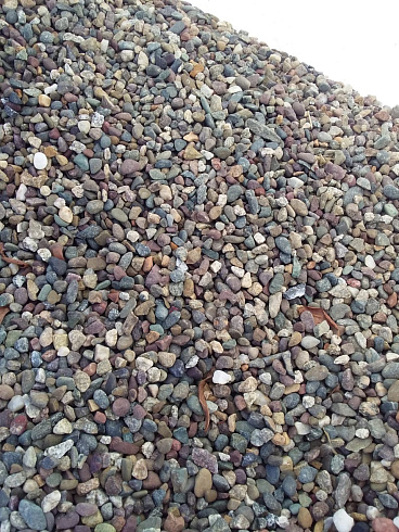 Kamenclub.ru: Галька речная окат цветная фр.5-10 мм. купить  в Нововоронеже галька речная белый, серый, красноватый, синий, темно-серый речная окатанная галька декоративная 6800 руб/т   фото КАМЕНЬ КЛУБ