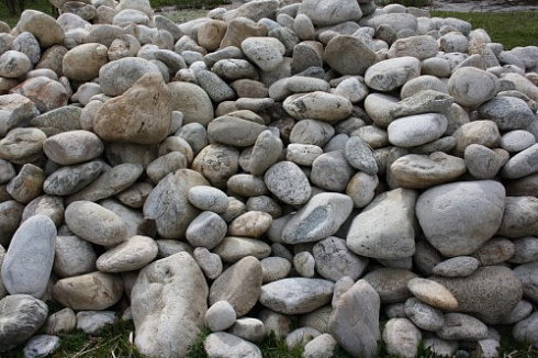 Kamenclub.ru: Бело-серый валунчик фр.100-300 мм.  купить в Нововоронеже крупный камень для ландшафта серый, белый бело-серый валун крупная галька 4500 руб/т   фото КАМЕНЬ КЛУБ