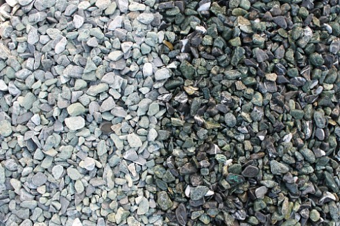 Kamenclub.ru: Мраморная крошка (щебень галтованный микс:зеленый-черный) фр.10-20 мм.  купить в Нововоронеже мрамор зеленый, черный декоративные ландшафтные окатанные округлые камни щебня 14500 руб/т   фото КАМЕНЬ КЛУБ