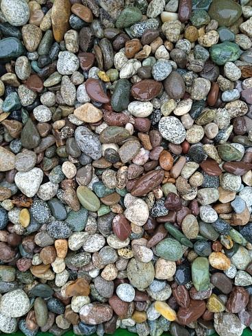 Kamenclub.ru: Галька горная речная окат (цветная) фр. 20-40 мм. купить  в Нововоронеже галька речная серый синий бежевый белый окатанная речная галька ландшафтная 6800 руб/т   фото КАМЕНЬ КЛУБ