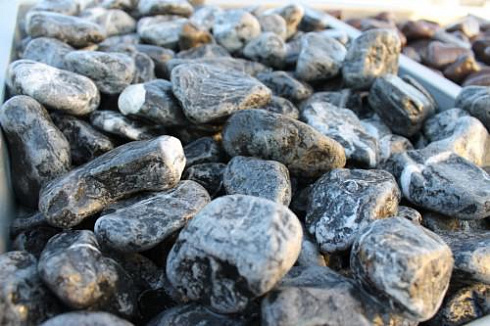 Kamenclub.ru: Щебень галтованный черный (мрамор) фр.20-40 мм.  купить в Нововоронеже мрамор черный с белыми прожилками мрамор окатанный округлый 15000 руб/т   фото КАМЕНЬ КЛУБ