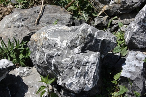 Kamenclub.ru: Черный мрамор скальник фр. 1000-1500 мм.  купить в Нововоронеже мрамор черный белый серый крупный колотый валун ландшафтный 9000 руб/т   фото КАМЕНЬ КЛУБ