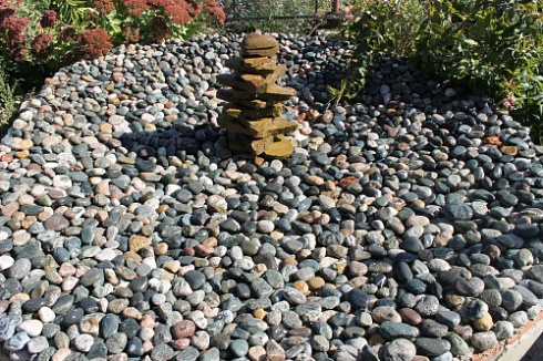 Kamenclub.ru: Галька окат (цветная картошка) фр. 50-100 мм. купить  в Нововоронеже галька природная окатанная серый белый цветной синий темно-серый коричневый округлый галечник окатанный 6800 руб/т   фото КАМЕНЬ КЛУБ