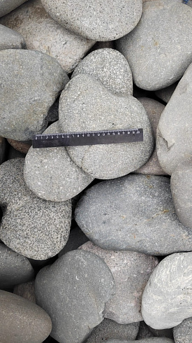 Kamenclub.ru: Галька речная плоская (темно-серая) фр. 70-150 мм. купить  в Нововоронеже галечник природный темно-серый серый синий речная плоская природная окатанная  9000 руб/т   фото КАМЕНЬ КЛУБ