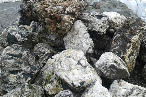 Kamenclub.ru: Черный гранит - кварцит фр. 100-500 мм.  купить в Нововоронеже мрамор гранит черный с белыми прожилками, серый, белый валун скальный колотый 7000 руб/т   фото КАМЕНЬ КЛУБ