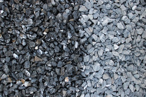 Kamenclub.ru: Щебень крошка черный (мрамор) фр. 10-20 мм.  купить в Нововоронеже мрамор черный с белыми прожилками, черный, белый каменная ландшафтная декоративная крошка щебня 11000 руб/т   фото КАМЕНЬ КЛУБ