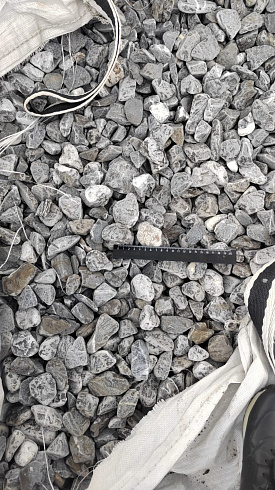 Kamenclub.ru: Щебень галтованный черный (мрамор) фр.40-70 мм.  купить в Нововоронеже мрамор черный с белыми прожилками, черный, белый щебень галтованный округлый 13500 руб/т   фото КАМЕНЬ КЛУБ