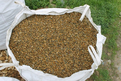 Kamenclub.ru: Галька окат (серо-желтая) фр.10-20 мм. купить  в Нововоронеже галька серо-желтая, рыжая, серый речная окатанная округлая галька 5000 руб/т   фото КАМЕНЬ КЛУБ