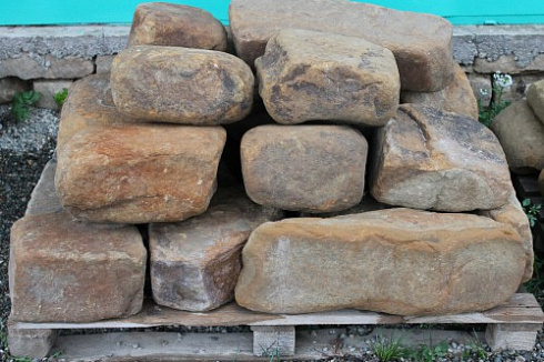 Kamenclub.ru: Песчаник для строительства и кладки (фр. 200-400 мм)  купить в Нововоронеже песчаник бежевый серый рыжий желтый блоки для строительства из песчаника 6500 руб/т   фото КАМЕНЬ КЛУБ