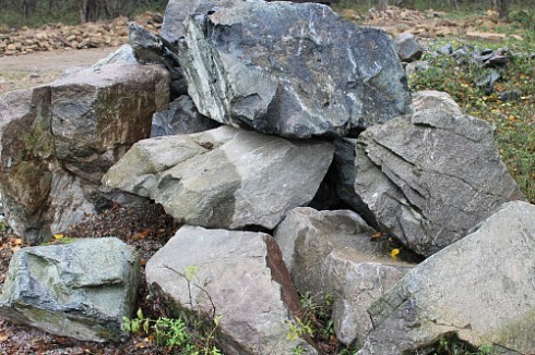 Kamenclub.ru: Змеевик скальник фр. 500-1500 мм.  купить в Нововоронеже змеевик зеленый серый черный глыба скальная колотая 7500 руб/т   фото КАМЕНЬ КЛУБ